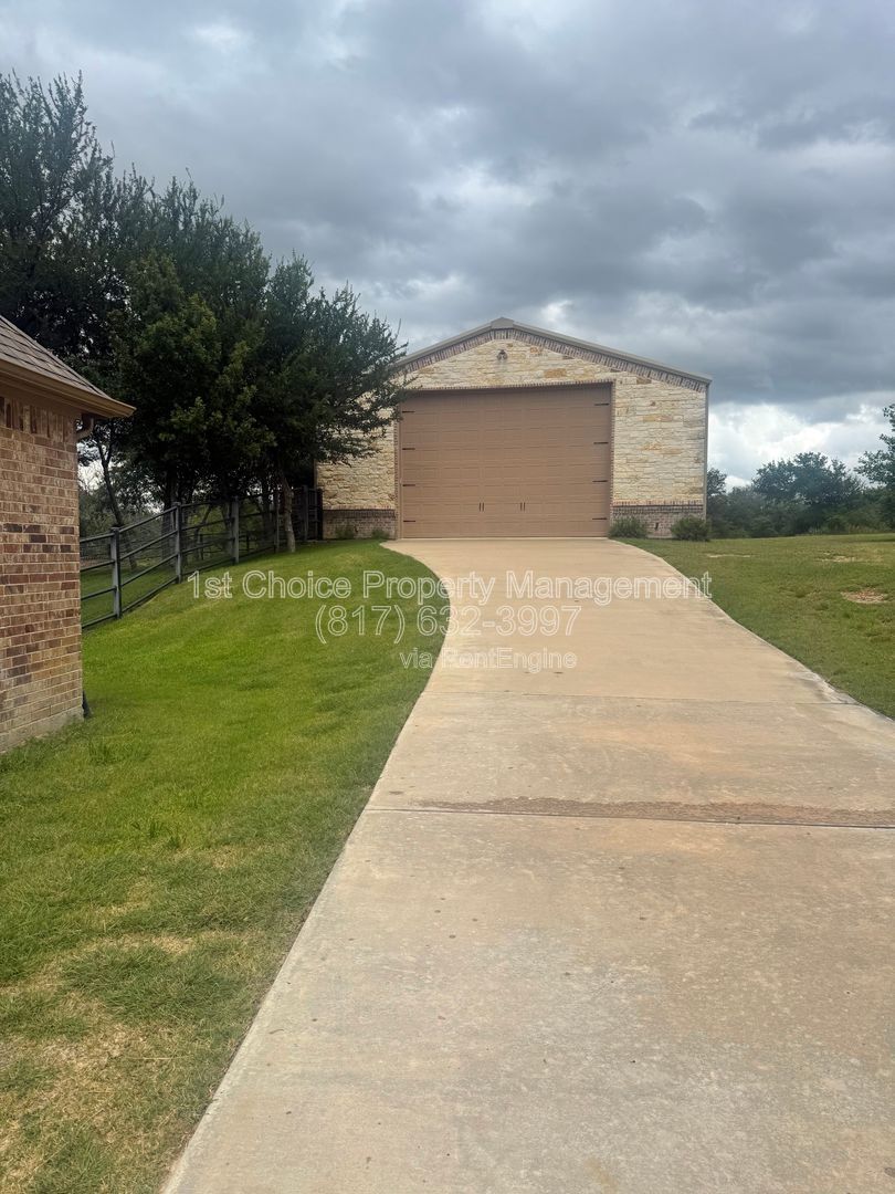 Azle Texas Home for Rent – Features a Large Utility Workshop and RV Hookup property image