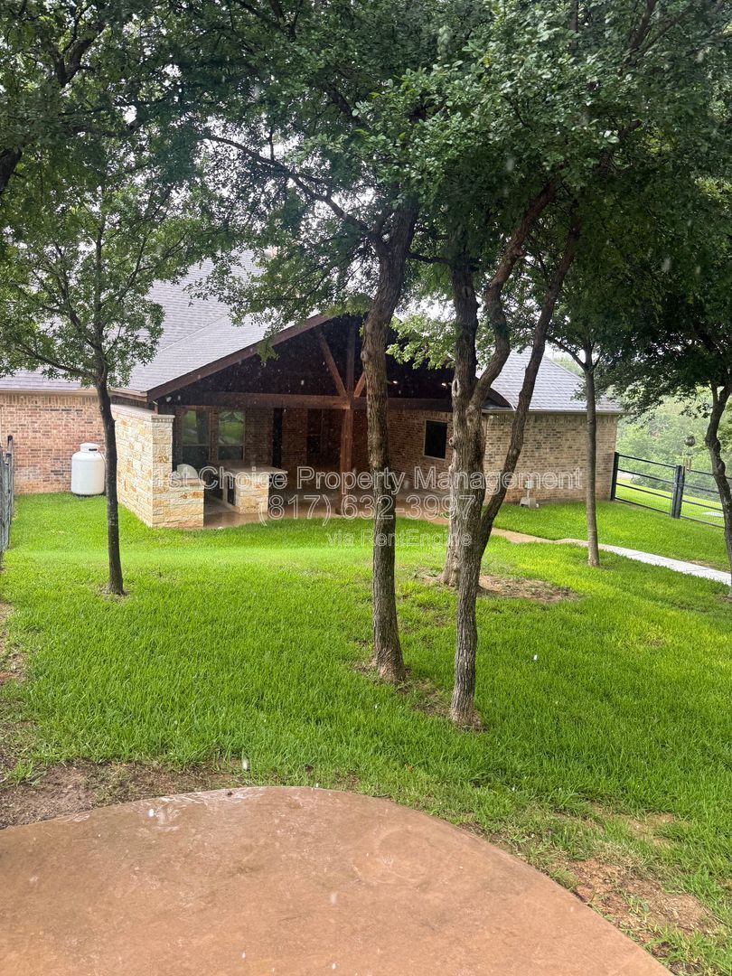 Azle Texas Home for Rent – Features a Large Utility Workshop and RV Hookup property image