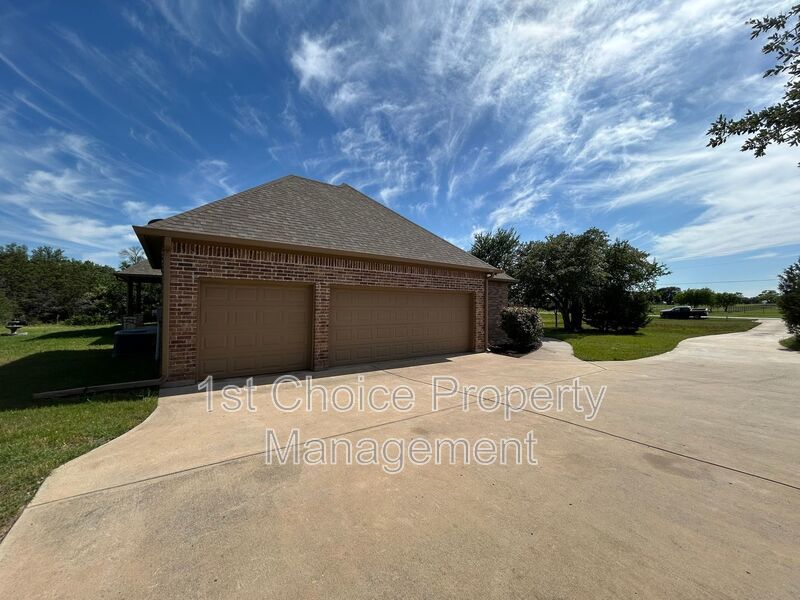 Azle Texas Homes For Rent on a 2-acre lot property image